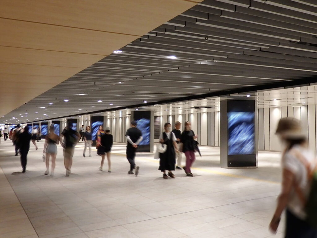 大阪駅前地下道 東西通路デジタルサイネージ ジャック47