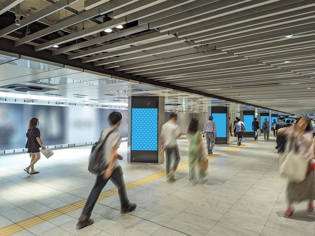 大阪駅前地下道のデジタルサイネージ広告