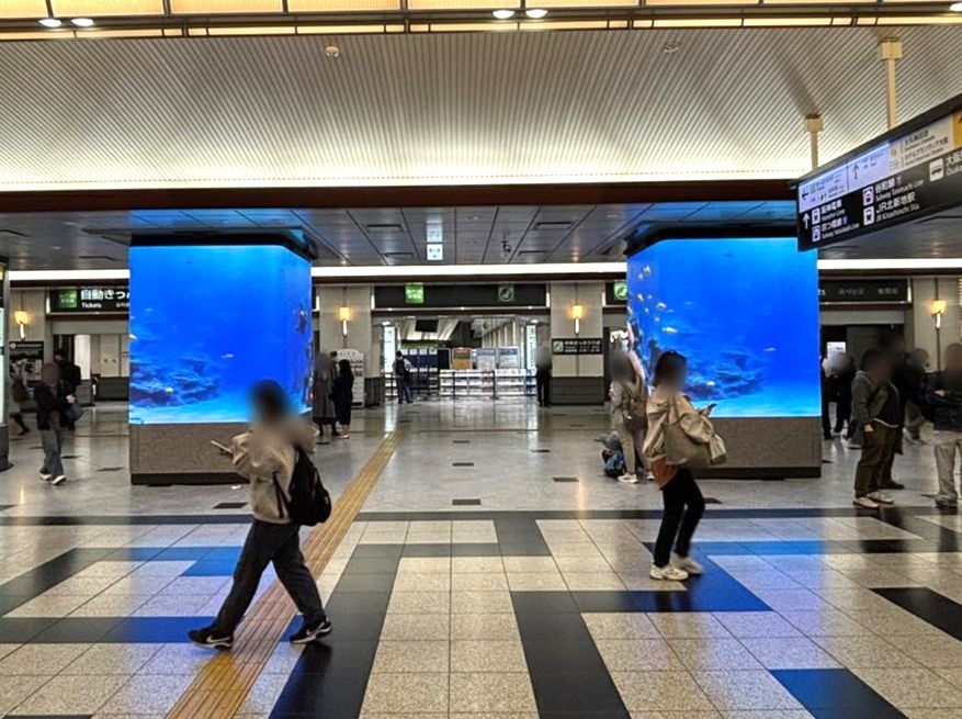 JR大阪駅中央口の柱巻きLEDビジョン